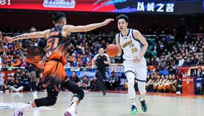 MK体育app下载-胡金秋31+8+6打爆青岛内线！孙铭徽12+7甘当绿叶 拒绝让出联赛第1